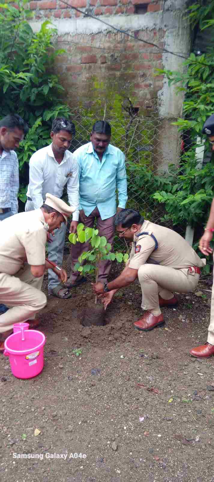 आर्वीत वृक्षारोपण कार्यक्रमात पोलीस अधीक्षक अनुराग जैन यांची उपस्थिती